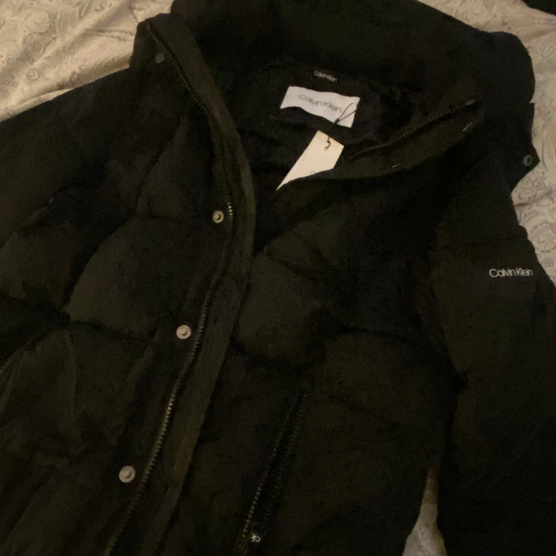 HELT NY Svart dunjacka från Calvin Klein. Large