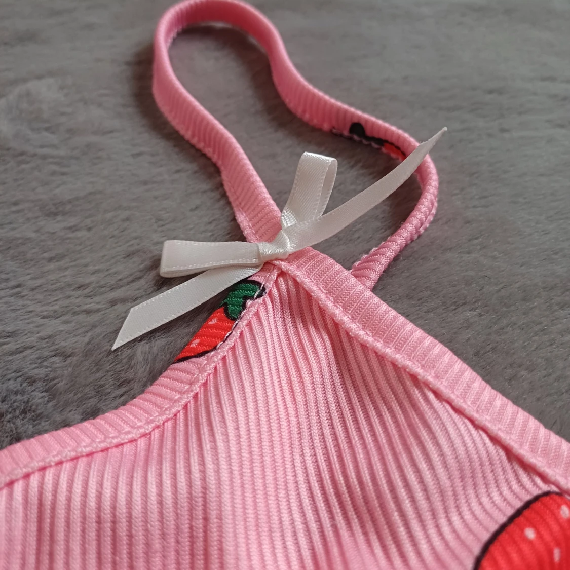 Rosa ribbad pyjamas med jordgubbsmönster - 1