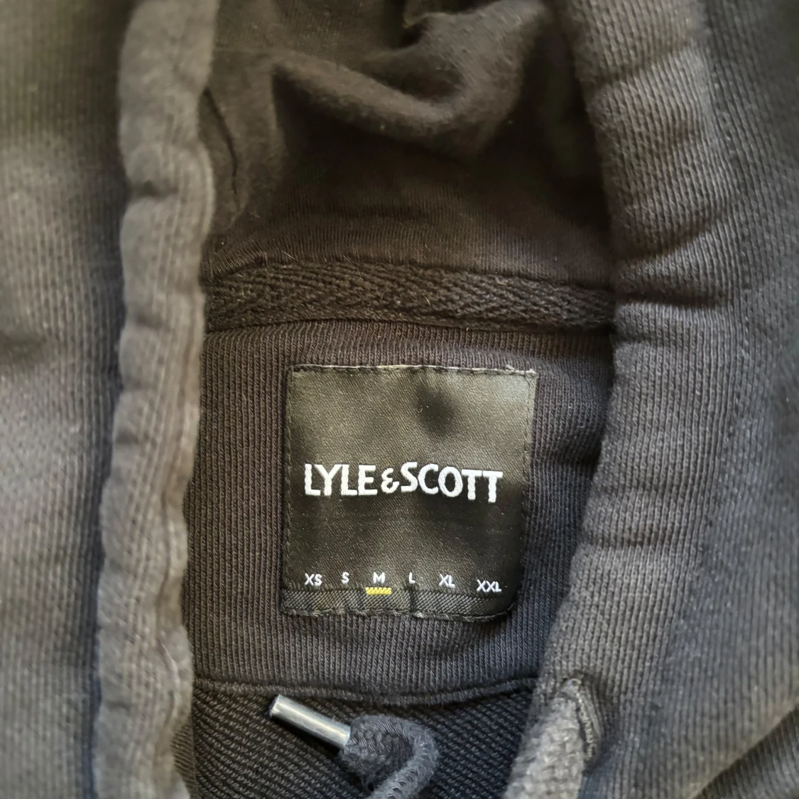Svart hoodie från Lyle & Scott - 1