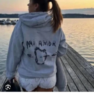 Mi amor hoodie - Skit snygg hoodie från mira paris, nypris 1600 säljer för 500 går att diskutera pris. Skick 10/10