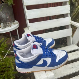 Nike SB Dunk Los Angeles Dodgers - Säljer mina sparsamt använda dunks som jag fick för 1,5 år sedan. Endast använda ett fåtal gånger i somras.  Storlek 44 Pris: 1400