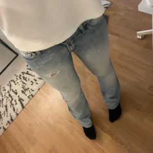 Blå jeans från Replay - Snygga blå lågmidjade bootcut jeans från Replay, slitning vid baksidan (bild 2 och 5), perfekt på mig som är 172 