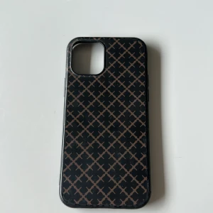 Mobilskal Malene Birger - Säljer detta jättefina mobilskal från By Malene Birger då det inte passar min mobil💗 passar IPhone 12/12 Pro. Fick i födelsedagspresent för 2 år sedan och är ganska använt 💓mobilskalet säljs inte längre 💗pris går att diskuteras