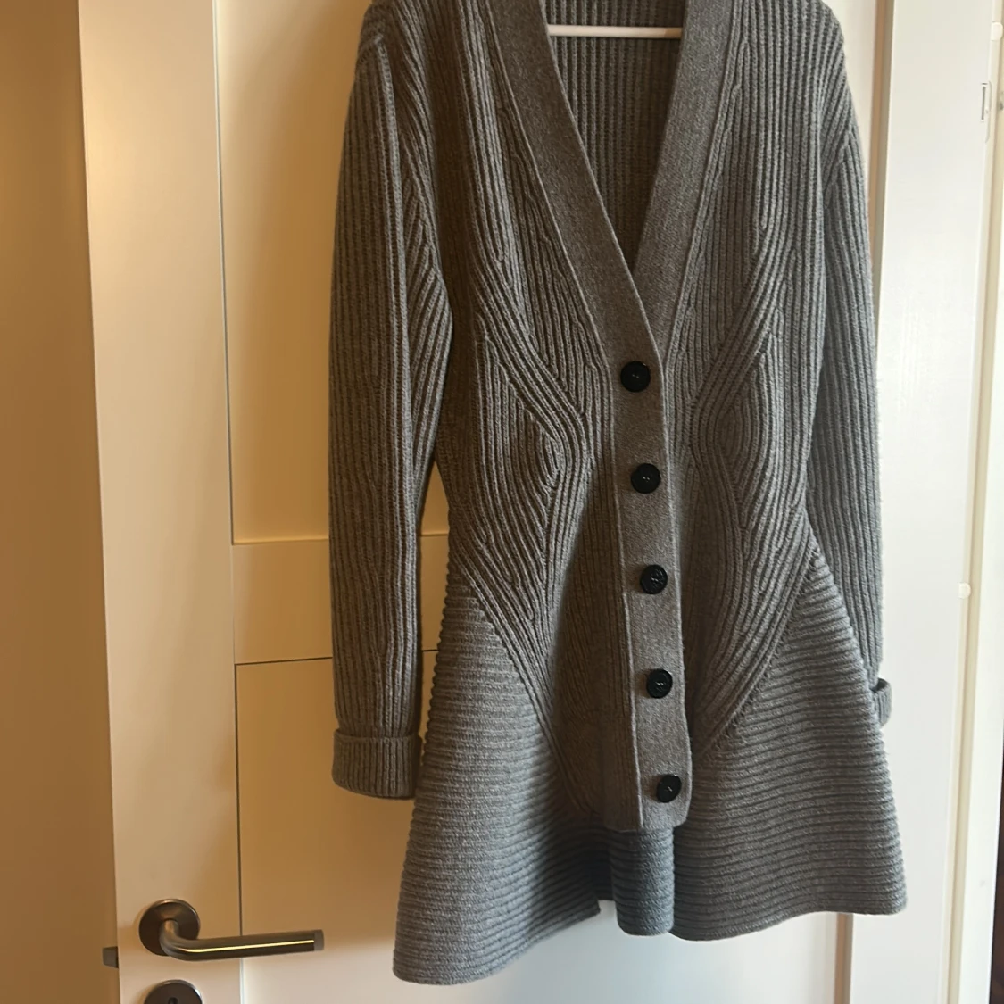 Grå stickad kofta från Alexander McQueen