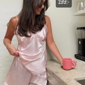 Rosa pyjamas set i satin med spetsdetaljer - Säljer ett pyjamas set från Missäy. Aldrig använd🩷