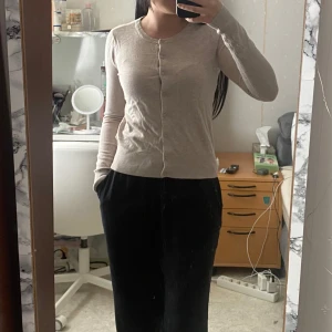 Beige kofta med knappar - Säljer en beige kofta från H&M. Den är använd fåtal gånger men är i väldigt bra skick.