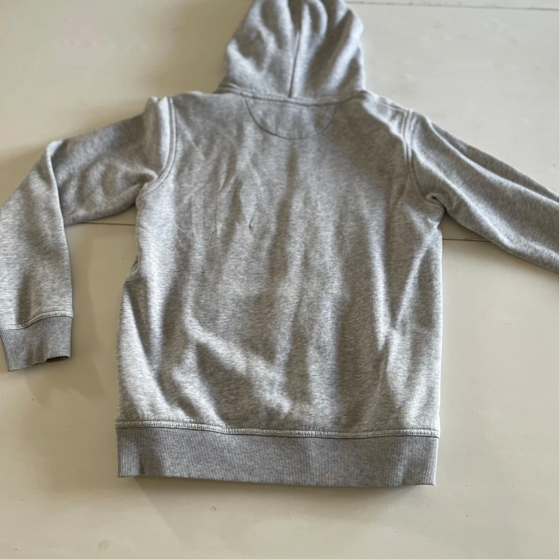 Grå GANT hoodie - 1