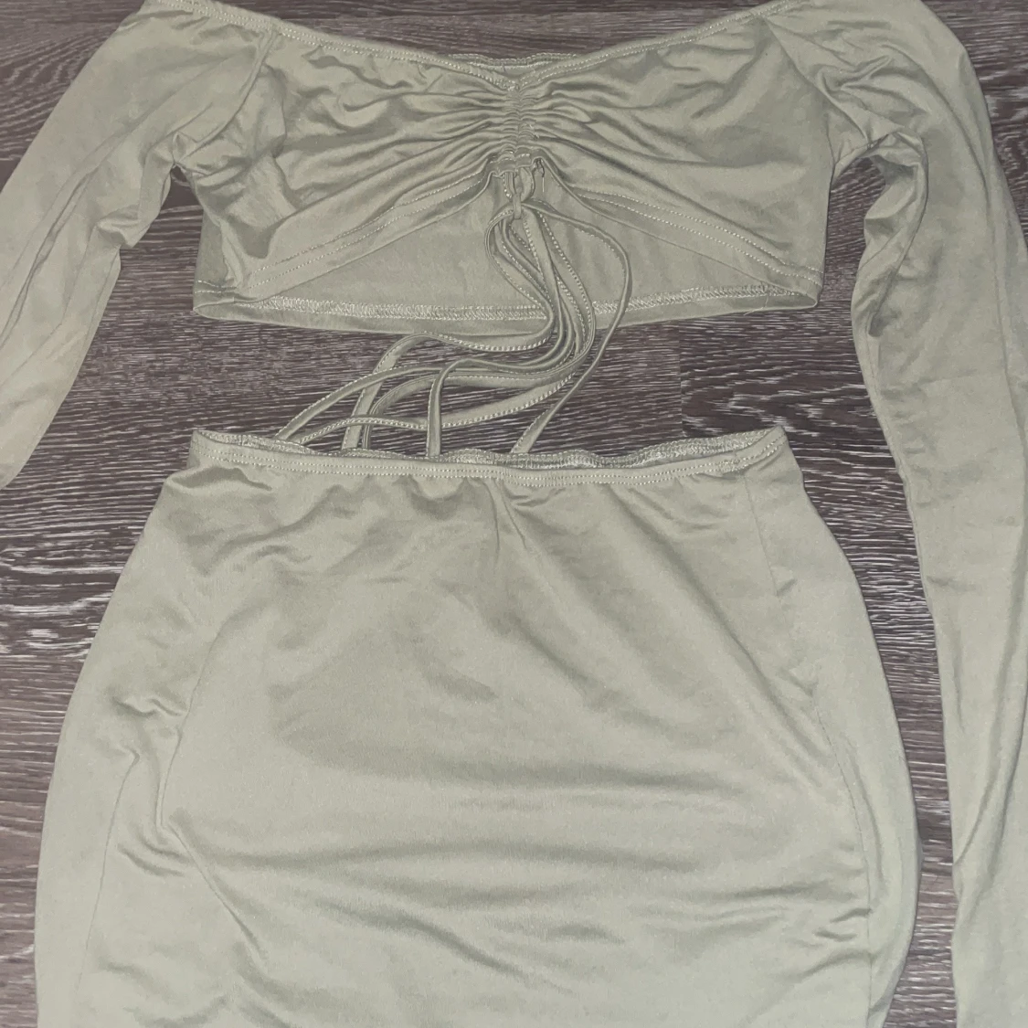 Grön offshoulder topp med snörning