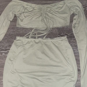 Grön offshoulder topp med snörning - Snygg grön offshoulder topp med snörning framtill. Toppen är croppad och har långa ärmar, perfekt för en trendig look. Passar bra till både kjol och byxor. Eftersom den är använd 2-3 gånger så säljer jag den för 150 men när jag själv köpte den kostade den 250🩷