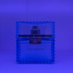 Versace Man Eau Fraîche - Säljer en elegant och fräsch parfym från Versace som är perfekt till sommaren och för den som vill ha en stilren och modern doft. Full 50ml flaska 