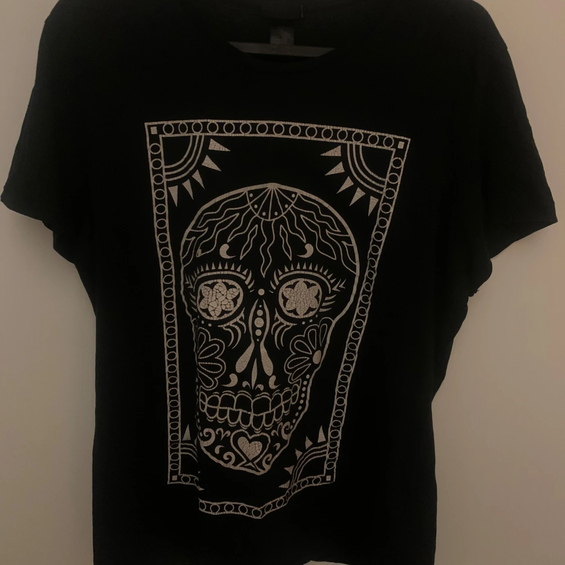 Svart t-shirt med dödskalletryck från H&M - 4