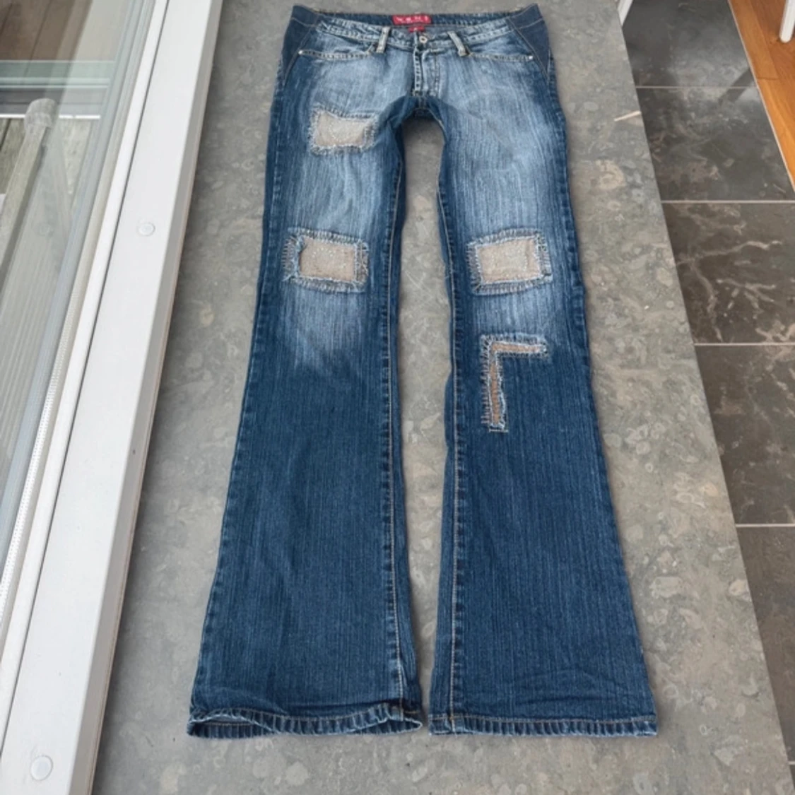 Blå jeans med patchdetaljer - 3