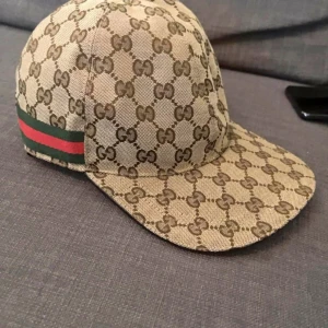 Beige keps med monogrammönster - Går att byta 