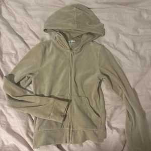 Beige hoodie med dragkedja - Säljer en beige hoodie med dragkedja och huva. Tröjan har långa ärmar och en bekväm passform. Perfekt för en avslappnad stil. Väldigt skön!!!
