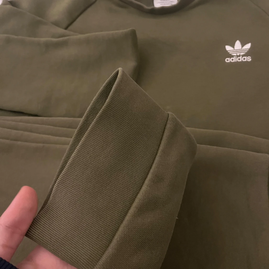 Olivgrön sweatshirt från Adidas - 3