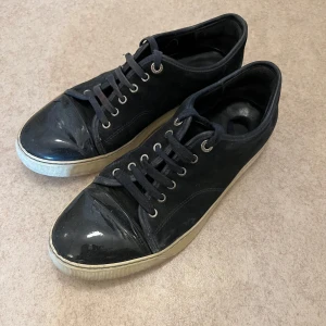 Lanvin skor - Säljer ett par marinblå lanvins i använt skick. Bedöm själv. Storleken är UK 7. Kan gå ner i pris vid snabb affär. Dustbag medföljes