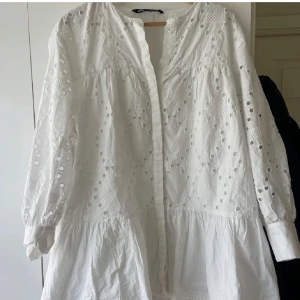 Zara klänning  - Jättesnygg klänning från zara som passar jättebra till sommaren, skolavslutning eller student!!  Säljs inte längre!! 👌🏻