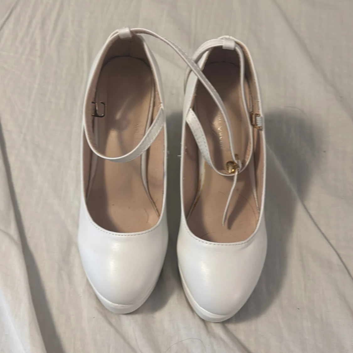 Vita kilklackar med rem - 1