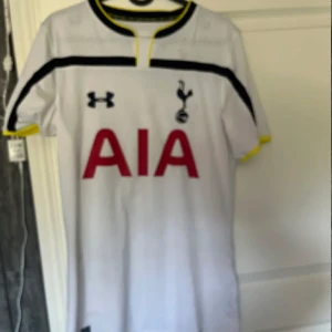  Tottenham Hotspur harry Kane  - Säljer en  Tottenham Hotspur tröja. Kane Nr 10 från säsongen 2014 tror jag. Hör av dig för frågor