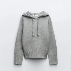 Grå stickad hoodie från Zara - Säljer på grund av att den inte kommer till användning!