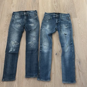 Blå jeans från Replay - Säljer två  par snygga blå jeans från Replay med slitna detaljer och klassisk femficksdesign.  Storleken är 29-30 