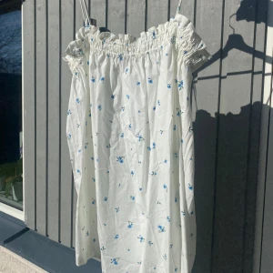 Vit blommig klänning från Zara - Söt blommig från Zara. Klänningen har smala justerbara axelband. Aldrig använd, med prislapp kvar! 