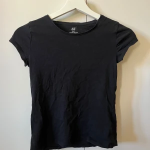 Svart  t-shirt  - 3 st svarta t-shirts från olika märken. 