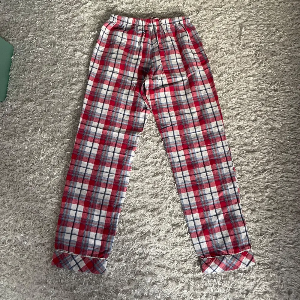 Mid waist. Priset är diskuterbart. Köparen står för frakten . Farkut & Housut.
