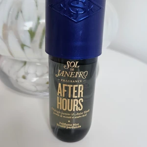 Sol de Janeiro After Hours Body Mist 90 ml - Säljer en Sol de Janeiro After Hours Parfym Mist med en doft av midnatt jasmin och amber, ska påminna om Flowerbomb men jag personligen tyckte inte det. Den är nästan full då jag endast har testat den några gånger
