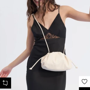 Beige axelväska från Even&Odd - Snygg beige axelväska från Even&Odd, Haft den i 1 vecka säljer för att jag råka köpa fel färg, Köpt för 249. (Säljer bara via instabox) 