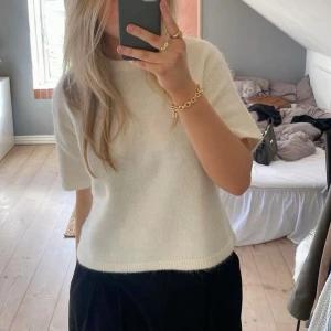 Stickad tröja - Vit stickad tröja från Gina. Aldrig kommit till användning så därför säljer jag. Skriv för frågor eller bilder🙏🏻🩷