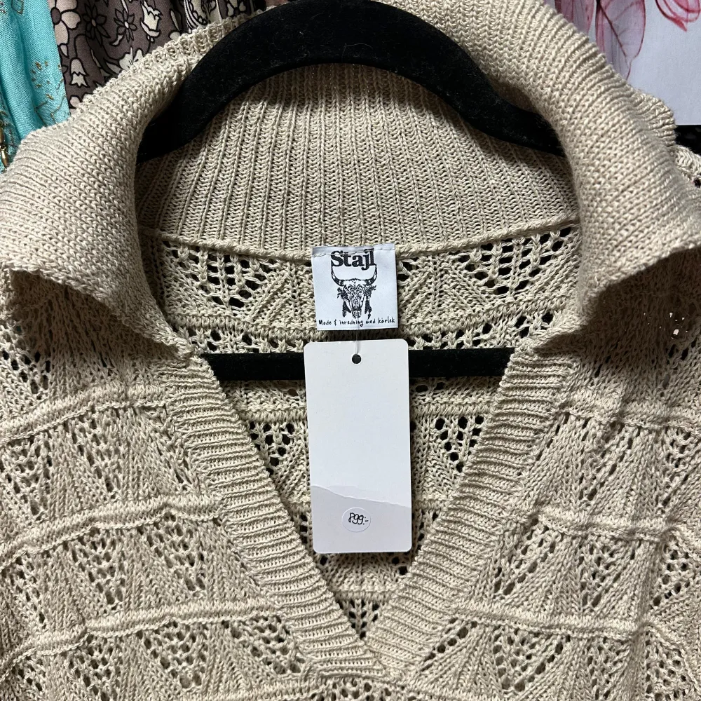 Säljer en snygg beige stickad klänning från Stajl med v-ringning och ett fint mönster. Perfekt för kyligare dagar med sin långa ärm och mjuka material. Passar bra till både vardag och speciella tillfällen. Ord.Pris: 899 kr.. Mekot.