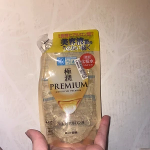 Hell ny Gokujyun Premium Hyaluronic Acid Lotion - Hell ny Återfuktande lotion från Hada Labo med hyaluronsyra. Perfekt för att ge huden en intensiv fuktboost. Kommer i en praktisk refillförpackning.