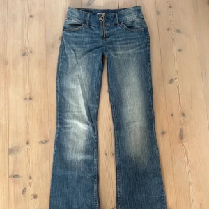 Blå jeans från Bershka - Snygga blå jeans från Bershka med en klassisk femficksdesign och dragkedja fram. Jeansen har en lätt tvättad look och raka ben som ger en tidlös stil. Perfekta för en avslappnad vardagslook.