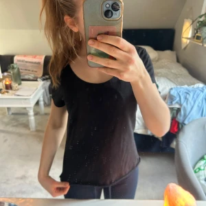 Svart basic t-shirt  - Säljer en stilren svart basic t-shirt från lindex i storlek S. Den har en rund halsringning och korta ärmar, perfekt för en enkel och snygg look. 