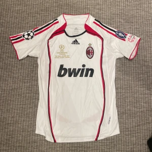 AC Milan fotbollströja Vit/röd - Tjena! Nu är det dags att sälja min sjukt fina AC Milan tröja, pga att den inte används lika mycket som förr. En av dem snyggaste retro tröjorna enligt mig, särskilt med legenden Pirlo på ryggen. || Skick: 9/10, varsamt använd, inga tydliga tecken på slitage. || Storlek: M. || Pris: 449. || Hör av dig om det finns frågor, svarar mer än gärna på alla möjliga funderingar!🙌