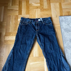 Baggy Jeans  - Nästintill oanvända, köpte dom av en person tidigare och han sydde till extra nere på benet för extra bredd (se bild 3) är väldigt stora i midjan och sitter lågt. 