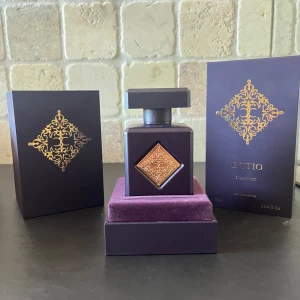 Initio Side Effect Eau de Parfum - Nästan helt ny. fick den för 2 månader sen men knappt använd, har använt 8 sprut som mest. men den luktade inget speciellt enligt mig så där för säljer jag denna parfym.