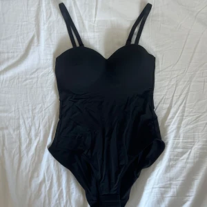 Svart body - Svart body med avtagbara axelband och vadderade kupor. Väldigt lik den populära bodyn från H&M som är helt slutsåld❤️Materialet är mjukt och stretchigt. Aldrig använd då den är för liten för mig. Pris kan diskuteras!