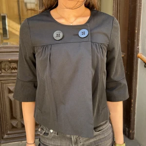 Svart trekvartsärmad kappa - Så fin trekvartsärmad kappa som är lite tunnare vilket passar perfekt till våren, alternativt ha en stickad tröja under för kallare dagar🫶🏼