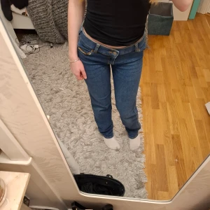 Lågmidjade nelly jeans  - Snygga lågmidjade blå jeans från Dr. Denim/ nelly. Köpta för 699 kr Skriv för egna bilder💞
