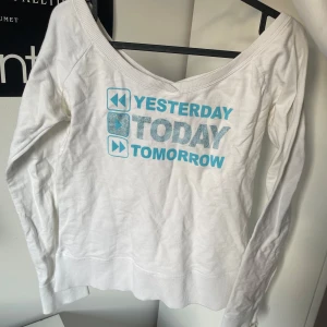 2000s sweatshirt  - snygg basic, står varken storlek eller märke men sitter som en S/M. V-ringad både fram och baktill. inget tryck på baksidan 💋💕