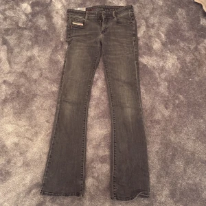 Grå jeansbyxor från Diesel - Snygga grå bootcut loweaist jeans från Diesel. Tyget på sisya bilden det är inte hål än men det är lite tunnare❤️ Skriv för frågor!!! Säljer pga av att de inte används