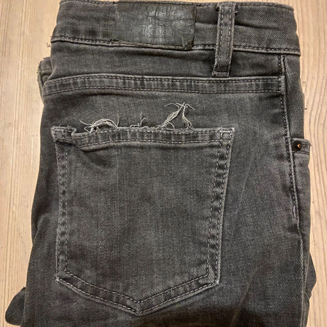 svarta bootcut jeans - 1