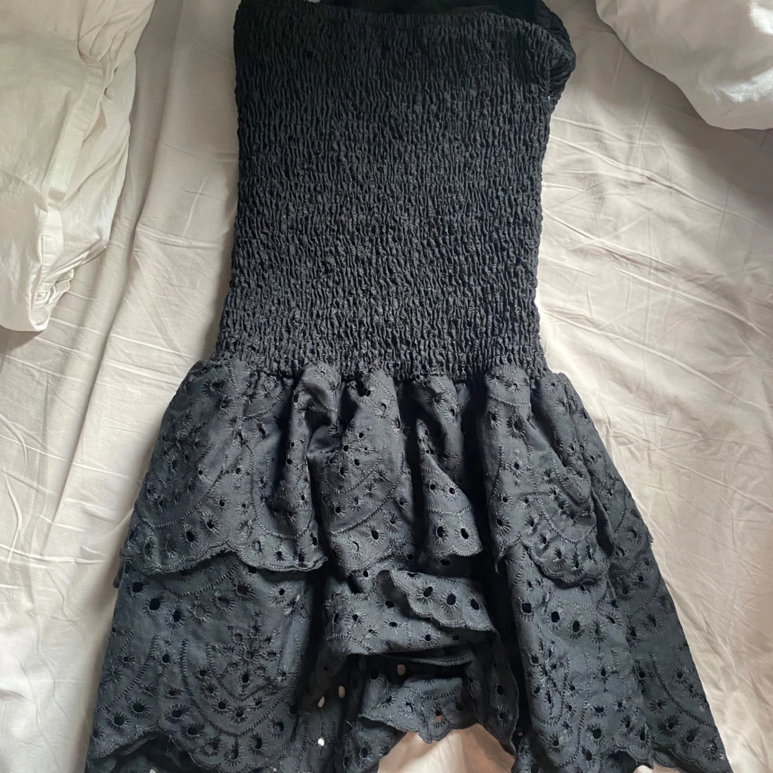 Svart axelbandslös klänning med volang