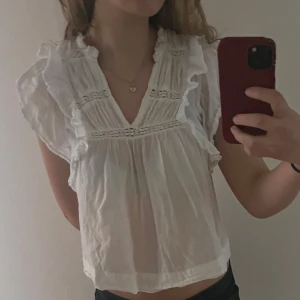 Vit blus med volang  - Super snygg topp nu till sommaren från Neo Noir. Den är i jätttefint skick!! 