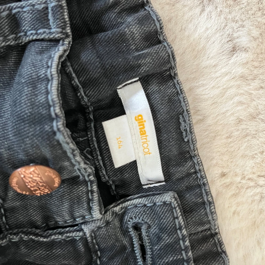 Svarta bootcut jeans från Gina Tricot - 2