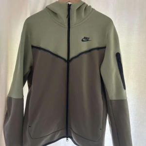 Mjukis set - Båda ingår i priset! Säljer ett par gröna mjukisbyxor från Nike med svarta dragkedjor vid fickorna och justerbar midja med snörning. 