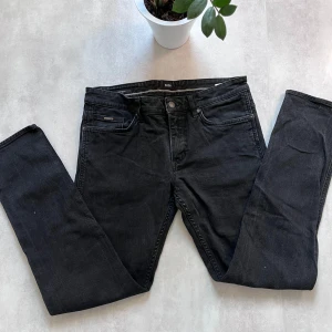Svarta hugo boss candiani w31 - Hugo Boss svarta Candiani jeans – 299 kr Klassiska svarta jeans i premiumkvalitet från Hugo Boss, tillverkade i exklusivt Candiani-denim. Slim fit, storlek W31. Väldigt bra skick – 9/10. Nypris långt över detta, nu endast 299 kr. Först till kvarn! Kom dm vid intresse!