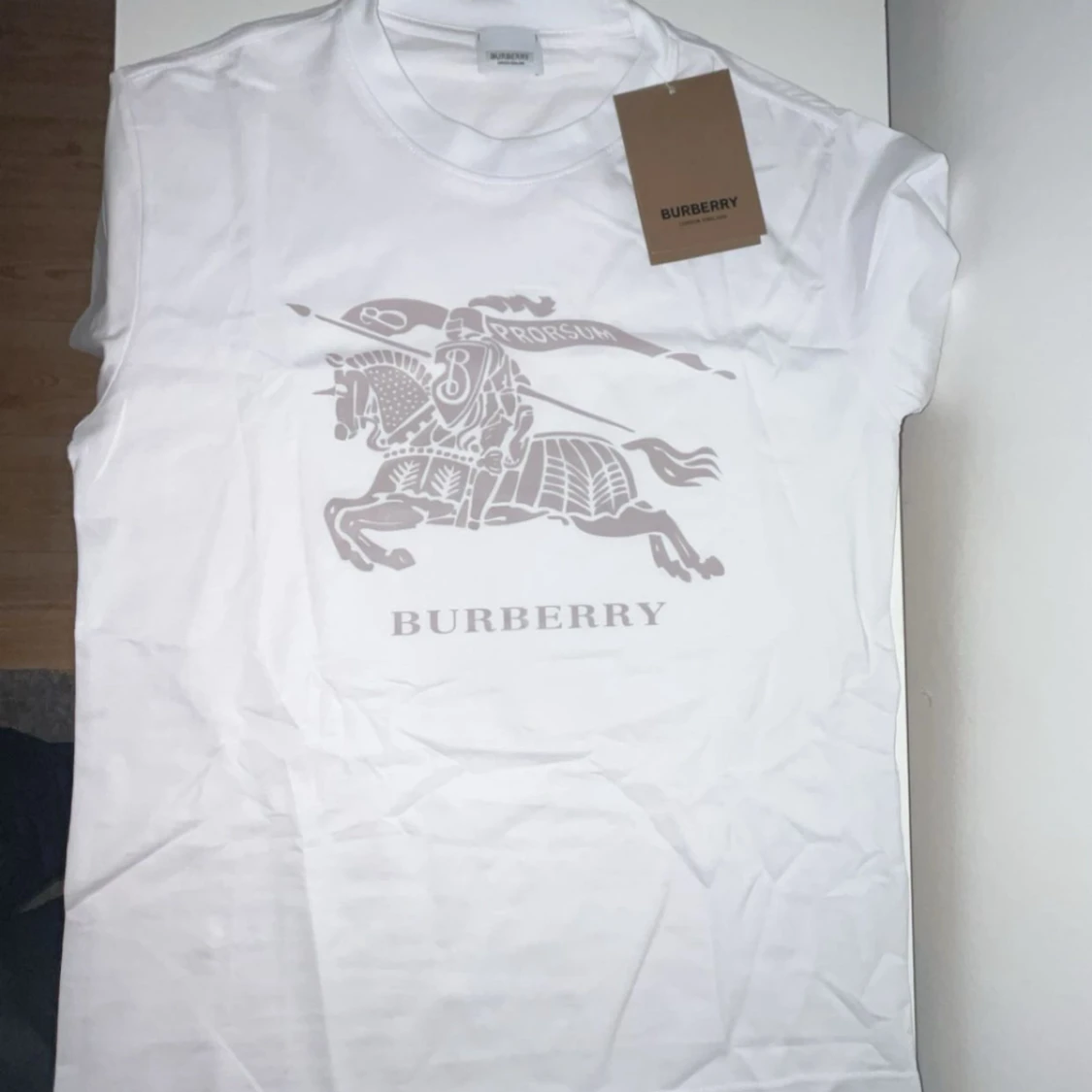 Burberry T-shirt passar som S